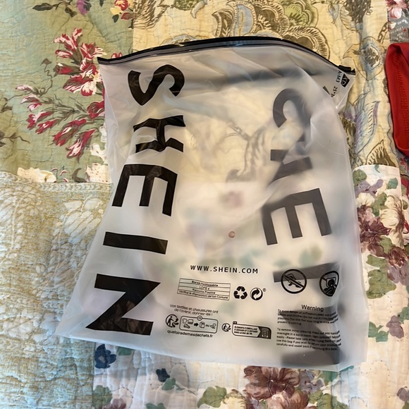 Shein v-neck faded tomatoe color tshirt size  medium - Picture 3 of 3